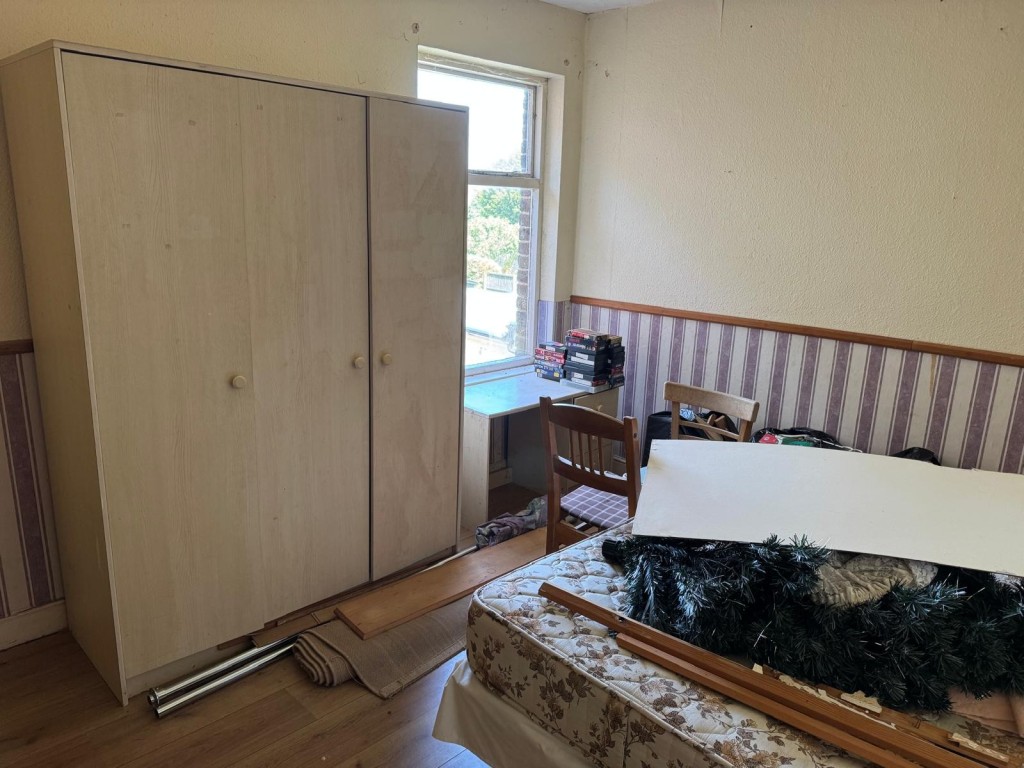 Lot: 141 - SEMI-DETACHED HOUSE FOR IMPROVEMENT - second bedroom